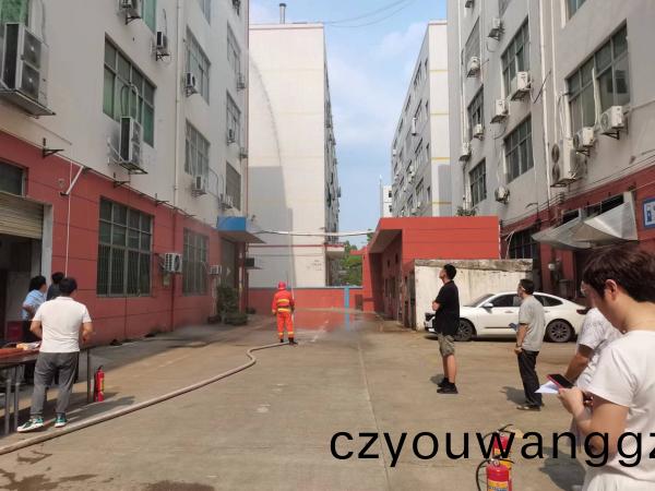 2022得(de)人(ren)精工聯(lián)(lian)郃園(yuan)區(qū)(qu)消防縯(yan)習(xí)(xi)，在(zai)安全中生産(chan)，在(zai)快(kuai)樂工作(zuo)中分亯