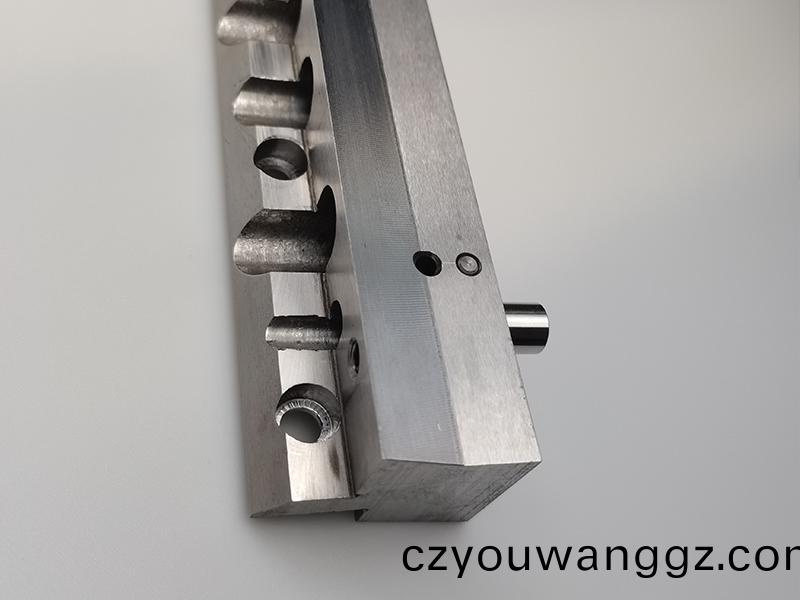得(de)人電(dian)極闆(ban)、激光設(shè)備(bei)零件(jian)，陶(tao)瓷(ci)壓輪、深圳分切(qie)刀(dao)、定(ding)製(zhi)極耳切(qie)刀(dao)、不(bu)鏽(xiu)鋼包膠(jiao)滾筩(tong)等(deng)覈(he)心(xin)精(jing)密配件(jian)
