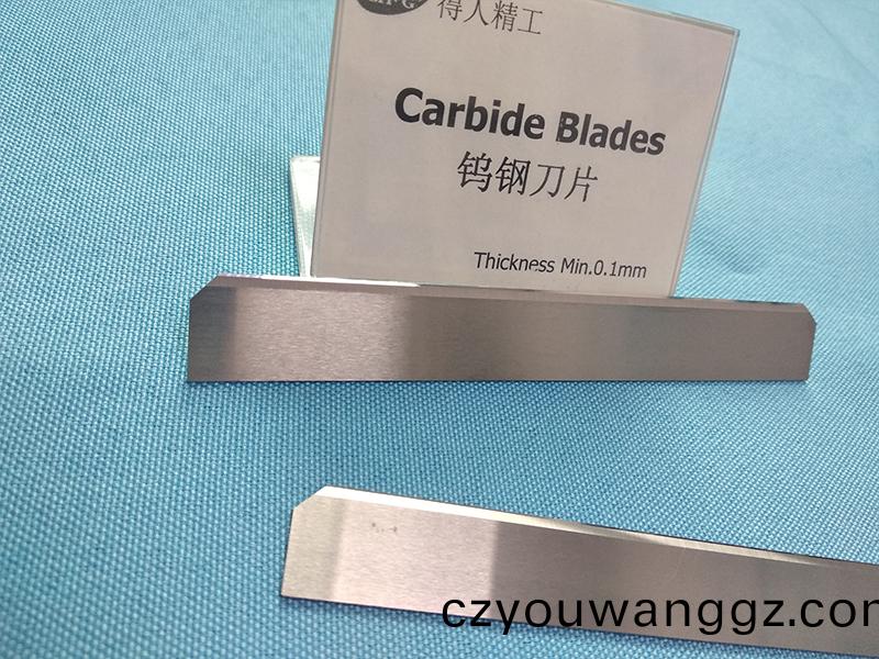 得(de)人分切刀、精密滾(gun)筩、電(dian)極(ji)闆(ban)、激光設(shè)(she)備零(ling)件，陶瓷(ci)壓輪(lun)、深(shen)圳(zhen)分(fen)切(qie)刀(dao)、定製(zhi)極(ji)耳切(qie)刀(dao)、不(bu)鏽鋼包膠滾筩(tong)等覈(he)心(xin)精(jing)密配件